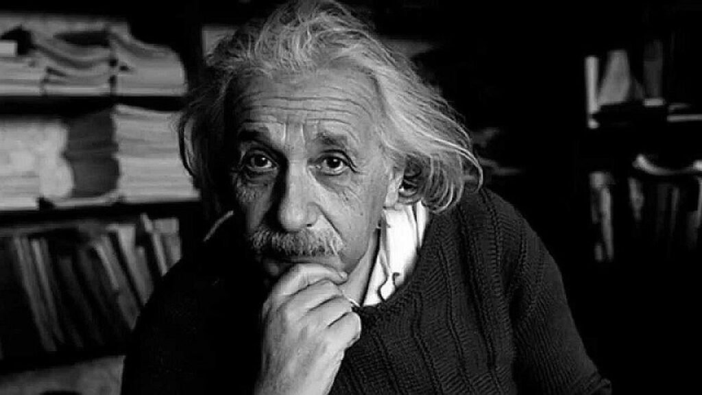Albert Einstein: “No busques ser un hombre de éxito, sino más bien un hombre de valor”