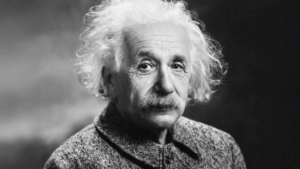 Albert Einstein: “No busques ser un hombre de éxito, sino más bien un hombre de valor”